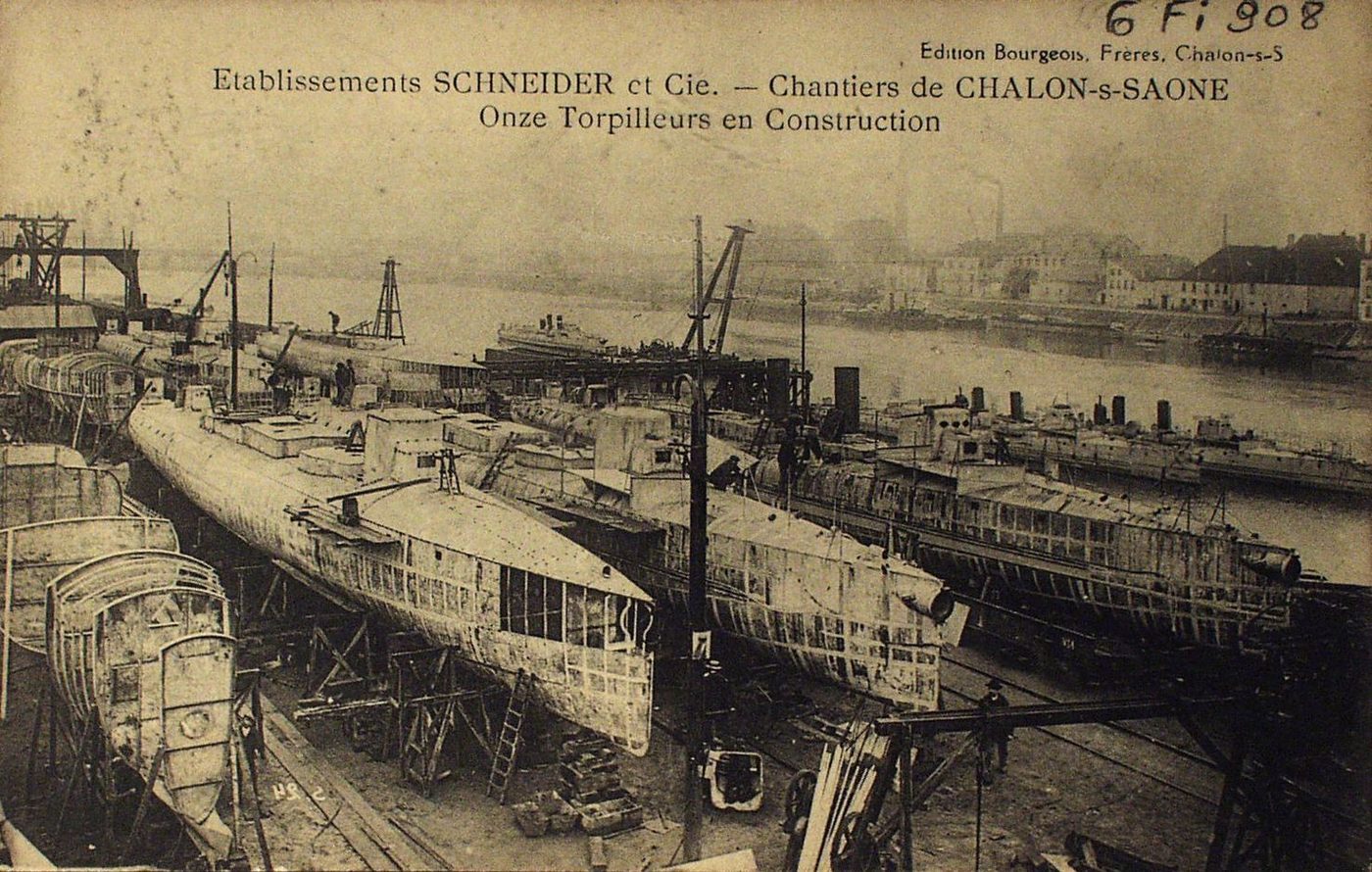Etablissements Schneider et Compagnie. Chantiers de Chalon-sur-Saône. Onze torpilleurs en construction.