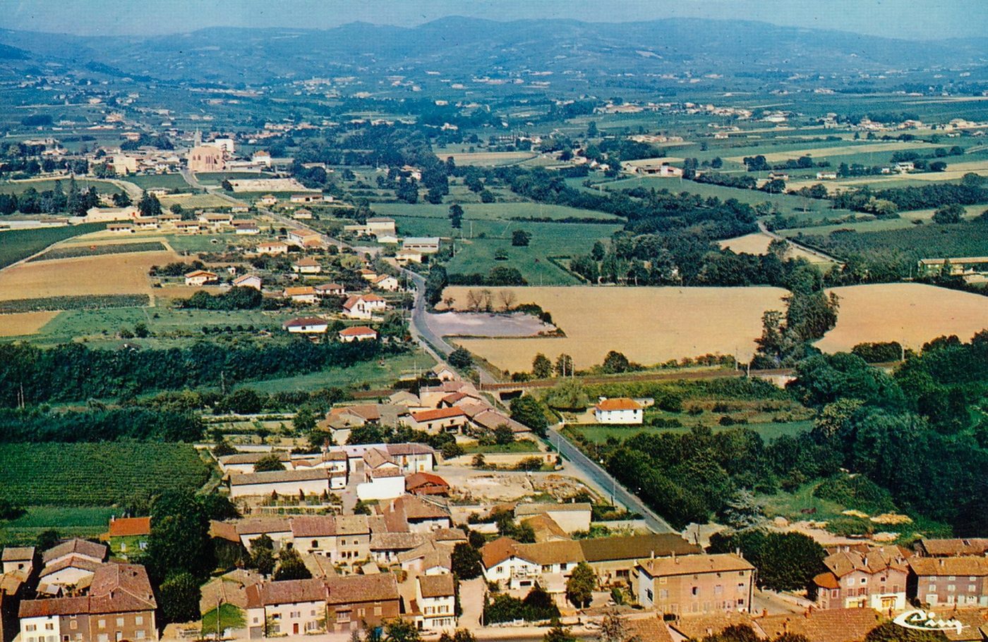 Pontanevaux. Vue générale aérienne.