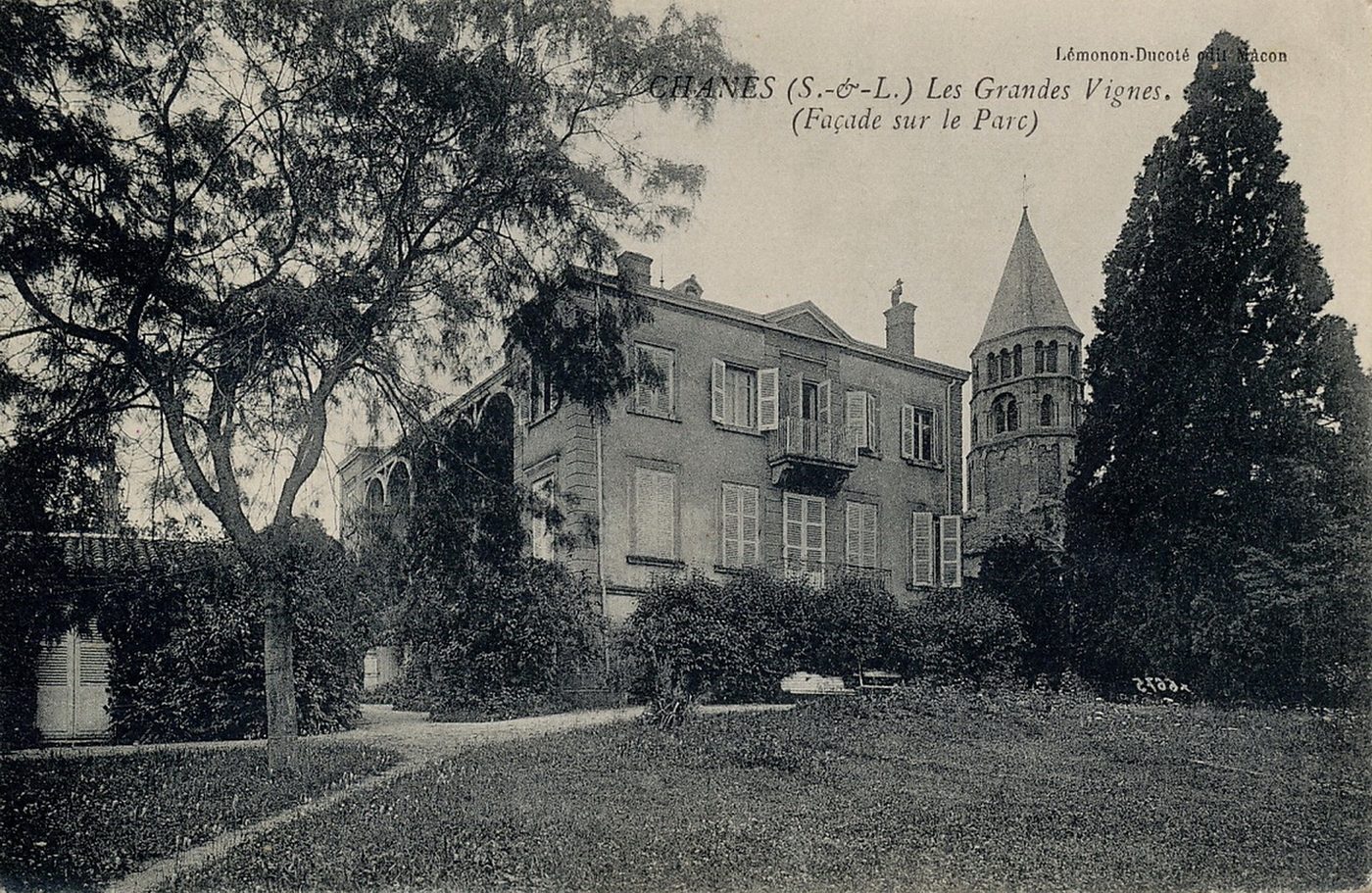 Chânes. Les grandes vignes. Façade sur le parc.