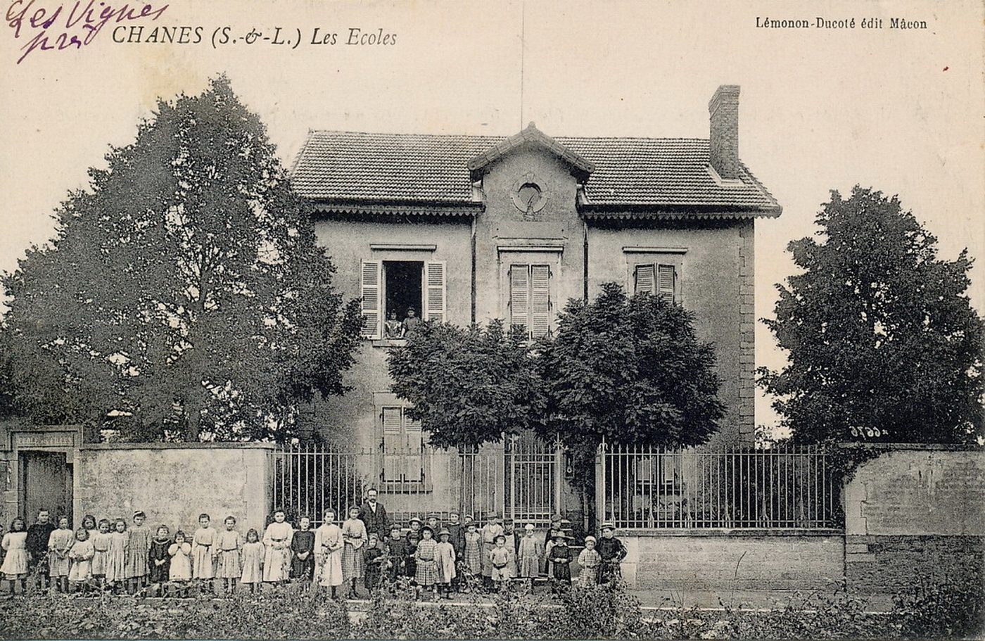 Chânes. Les écoles.
