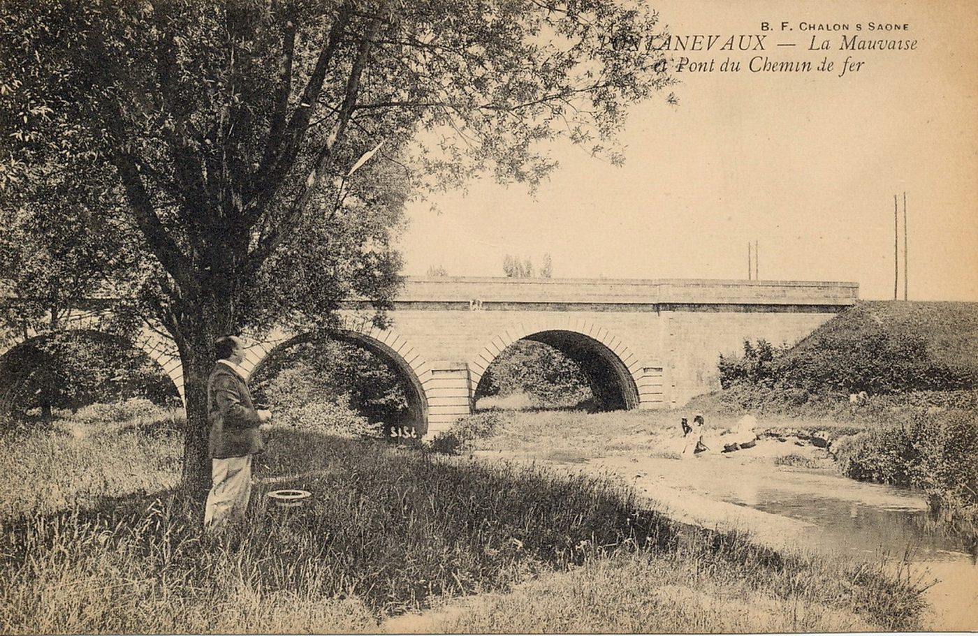Pontanevaux. La Mauvaise et pont du chemin de fer.