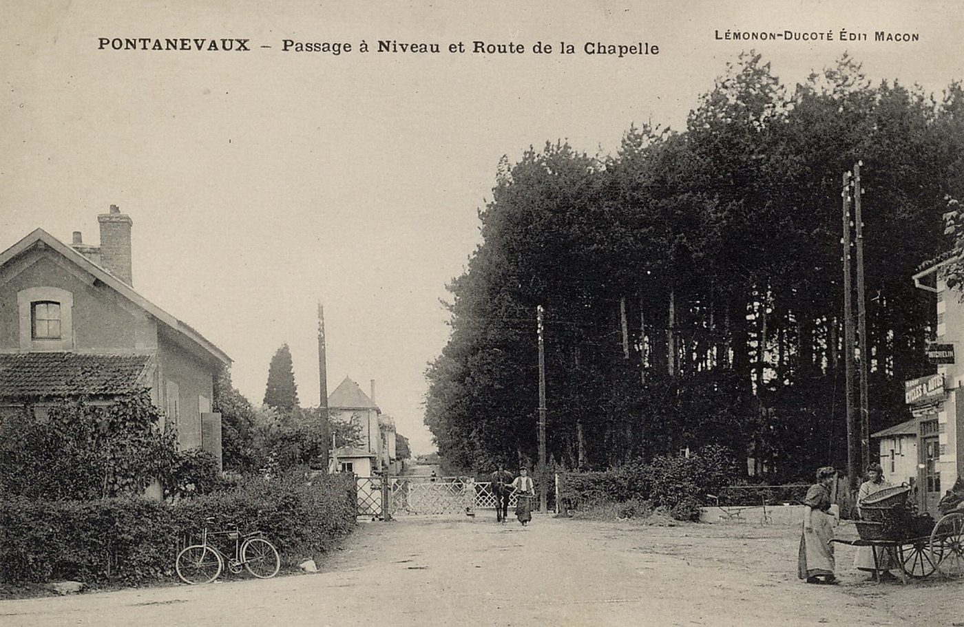 Pontanevaux. Passage à niveaux et route de la chapelle.