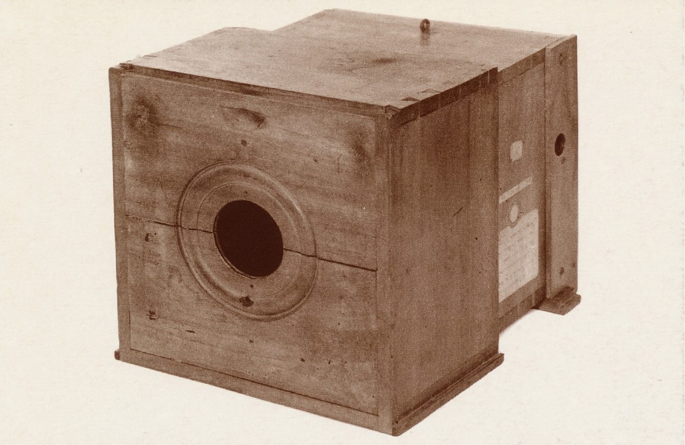 Ville de Chalon-sur-Saône. Musée Nicéphore Nièpce. Le premier appareil photographique du monde.
