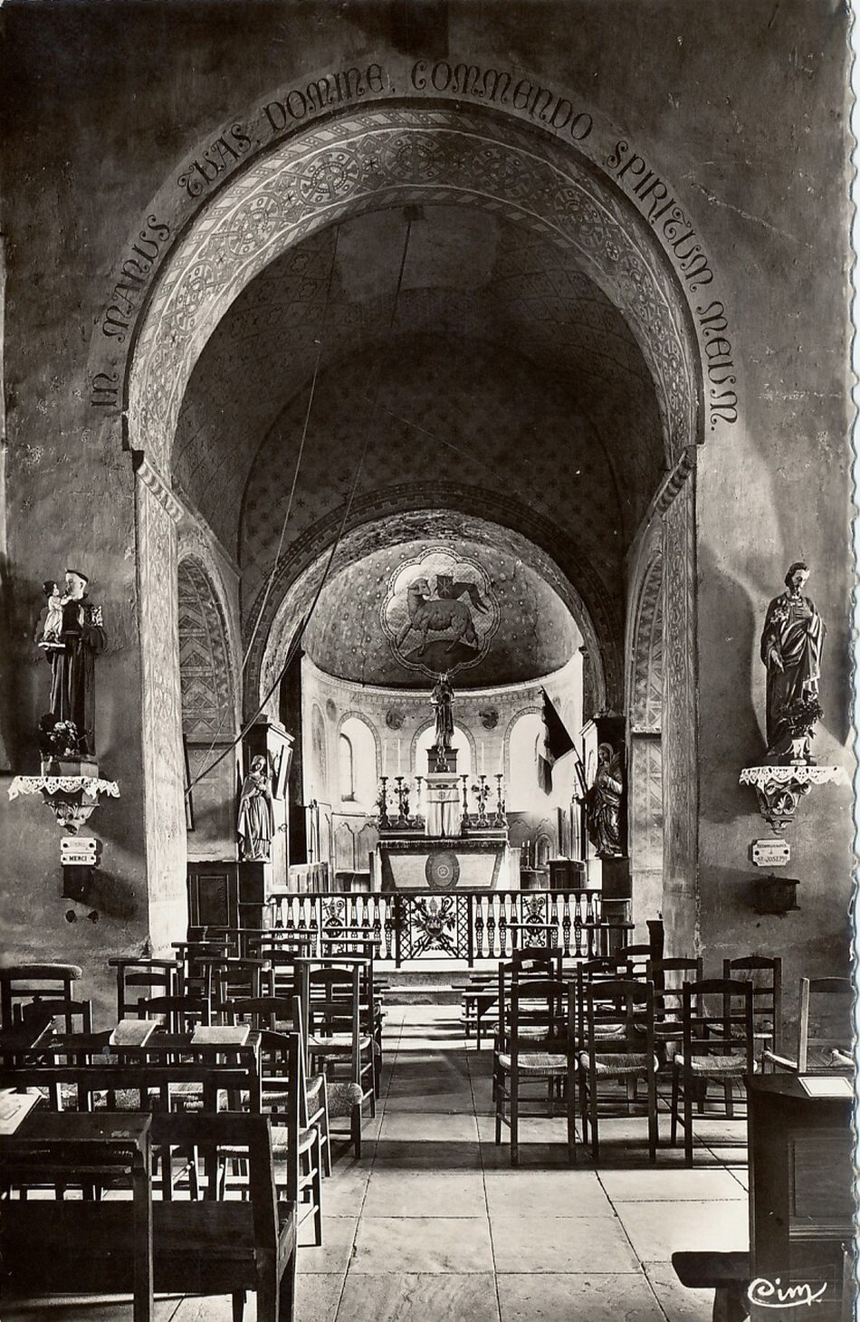 Uchizy. L'église. L'intérieur. L'église d'Uchizy, fut donnée à l'abbé de Tournus par Louis le Bègue en 878. La construction actuelle de pur style roman date du XIe s.