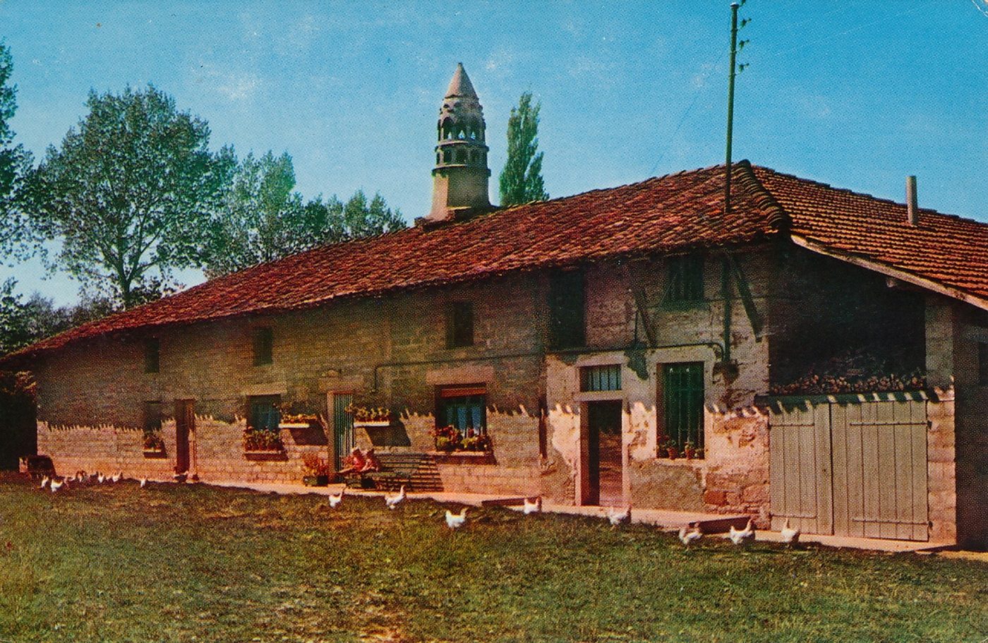 Ferme bressane avec cheminée sarrazine.