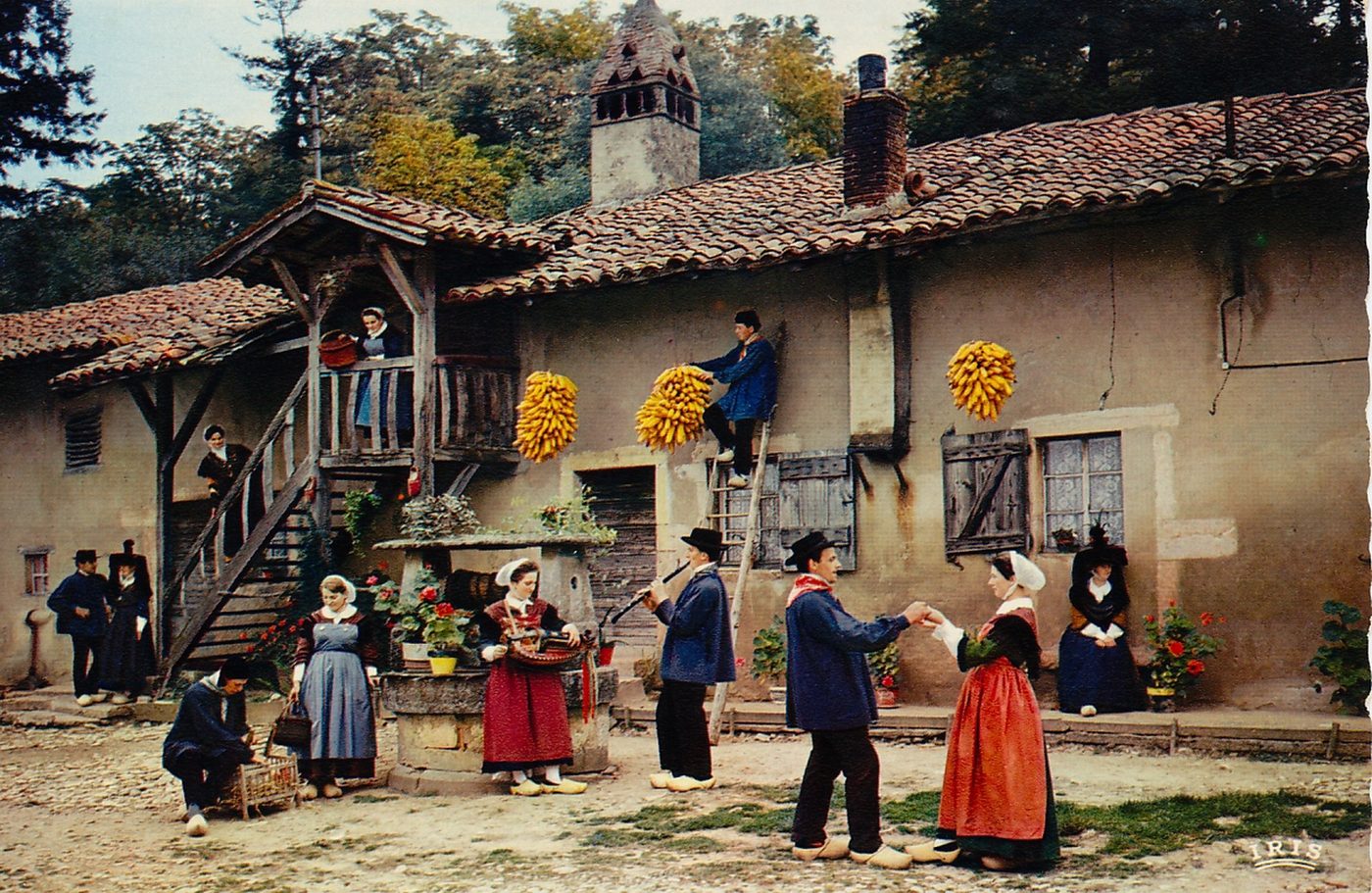 Folklore du pays bressan. Jour de fête dans la cour d'une ferme bressane avec authentique cheminée sarrazine.
