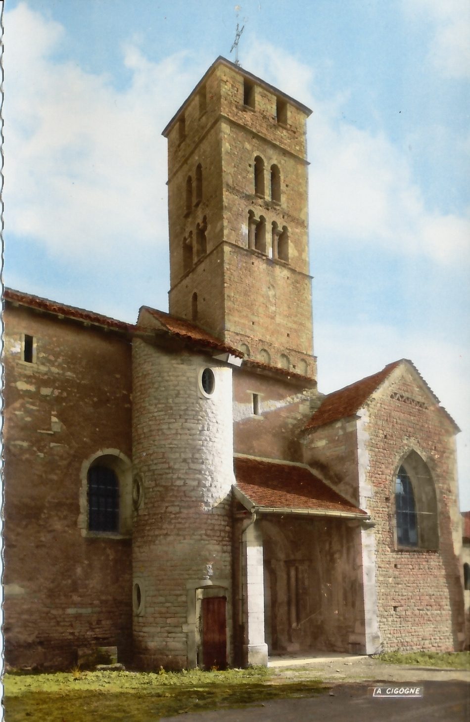 Uchizy. Eglise romane. Côté tour et narthex.