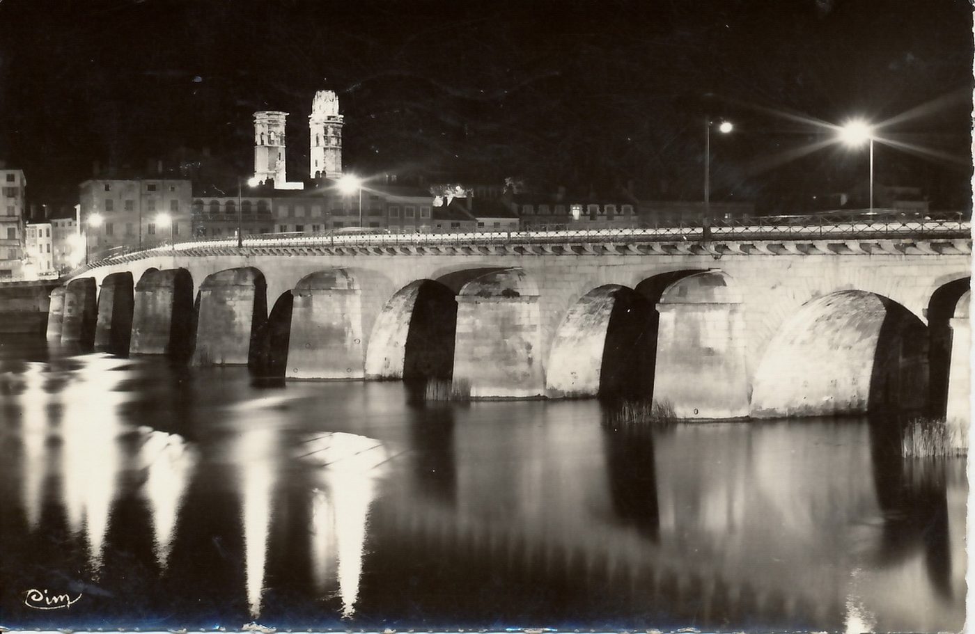 Mâcon. Le pont de Saint-Laurent illuminé.
