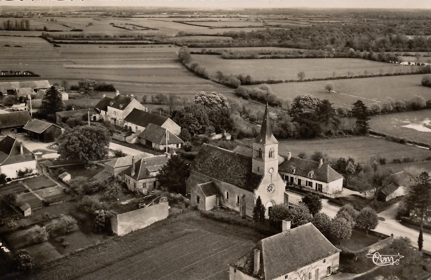 Frontenard. Vue aérienne, l'église et son quartier.