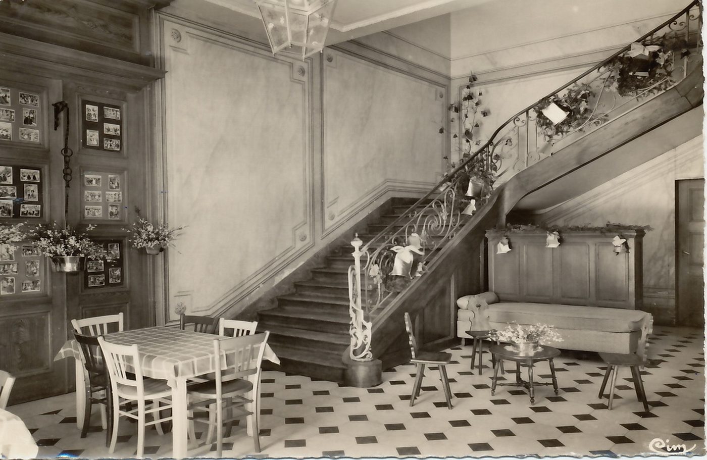 Montagny-sur-Grosne. Aérium d'Ouilly. Le hall.