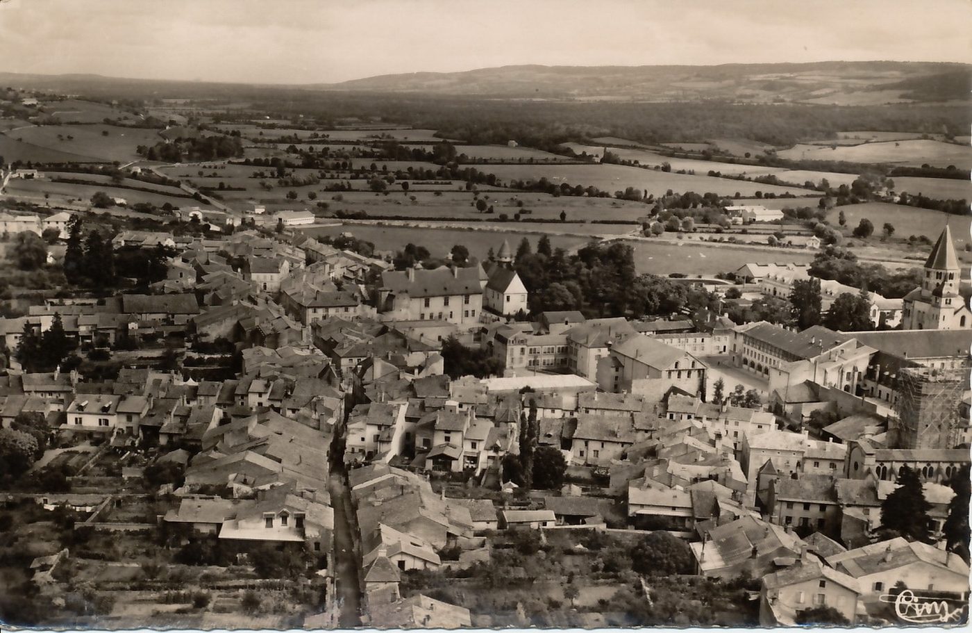 Cluny. Vue aérienne. A droite, école des arts et métiers et clocher de l'abbaye.