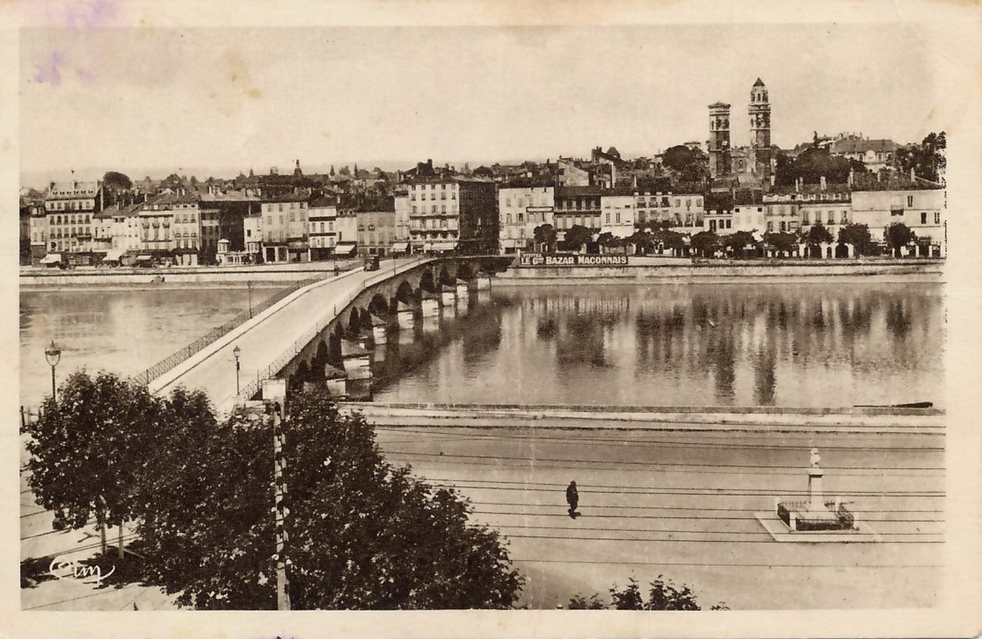 Mâcon. Vue générale depuis Saint-Laurent. Au premier plan, la Saône. Au fond, les monts du mâconnais.