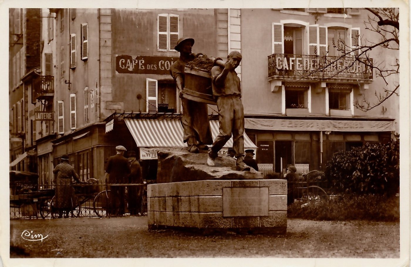 Mâcon. Le monument des vendangeurs (oeuvre du sculpteur Morlon).