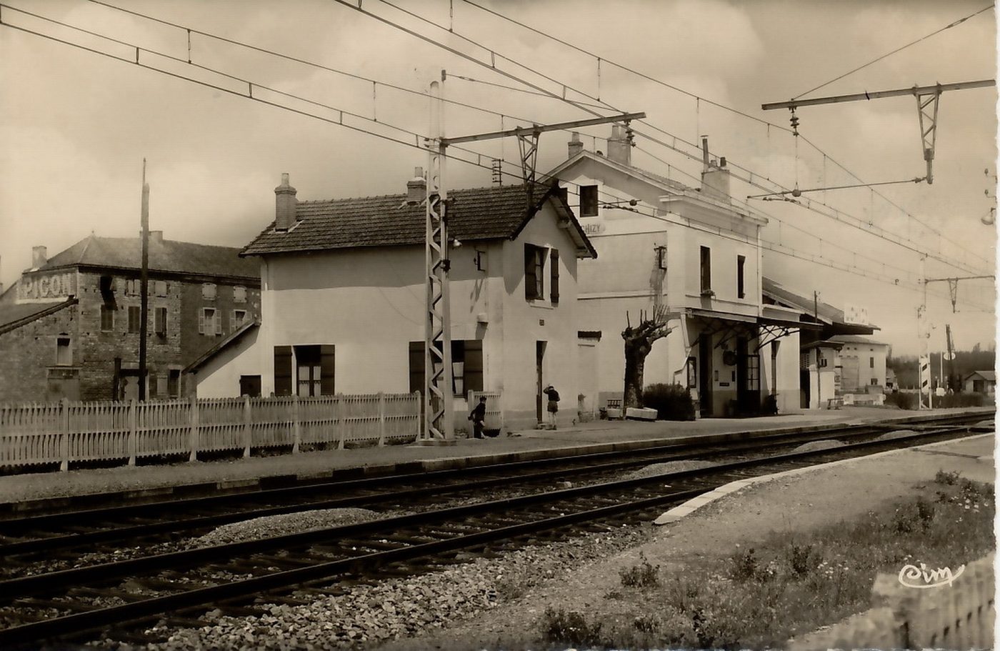 Uchizy. La gare.