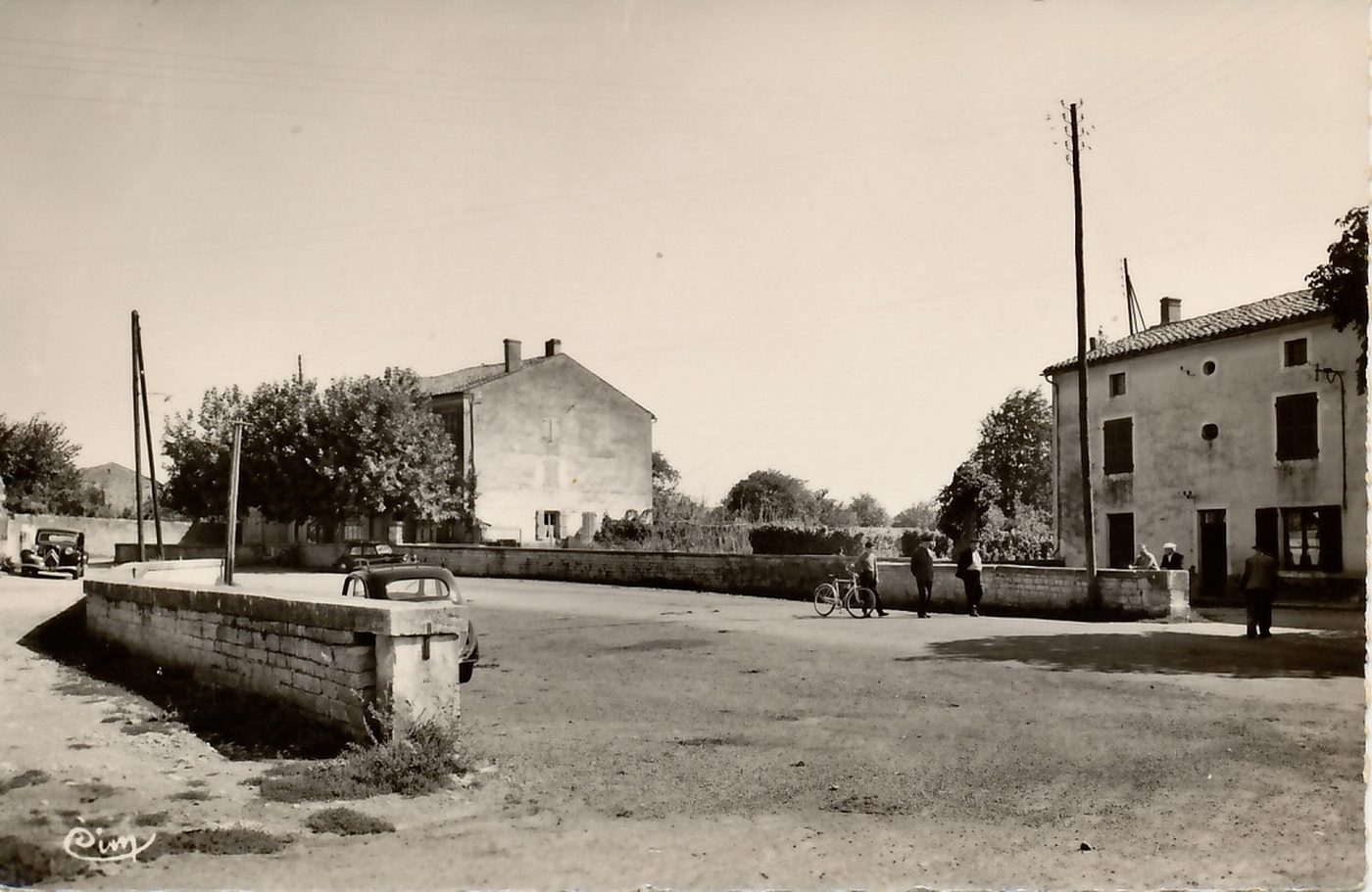 Uchizy. Place de l'abreuvoir.