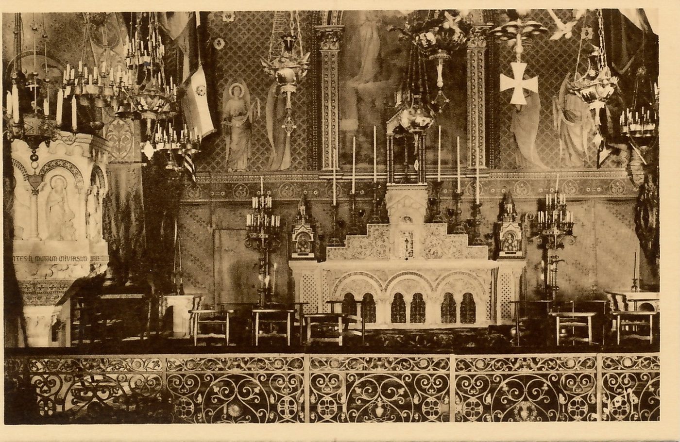 Paray-le-Monial. Intérieur du monastère de la Visitation. Le maître-autel.