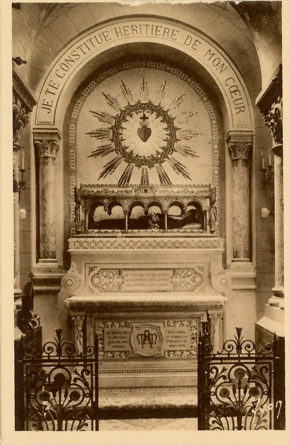 Paray-le-Monial. Monastère de la Visitation. Chapelle où repose la châsse de sainte Marguerite-Marie Alacoque.
