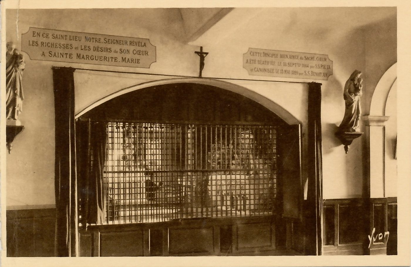 Paray-le-Monial. Monastère de la Visitation. Choeur des religieuses où sainte Marguerite-Marie Alacoque était en prière au moment des grandes révélations de 1673 à 1675.