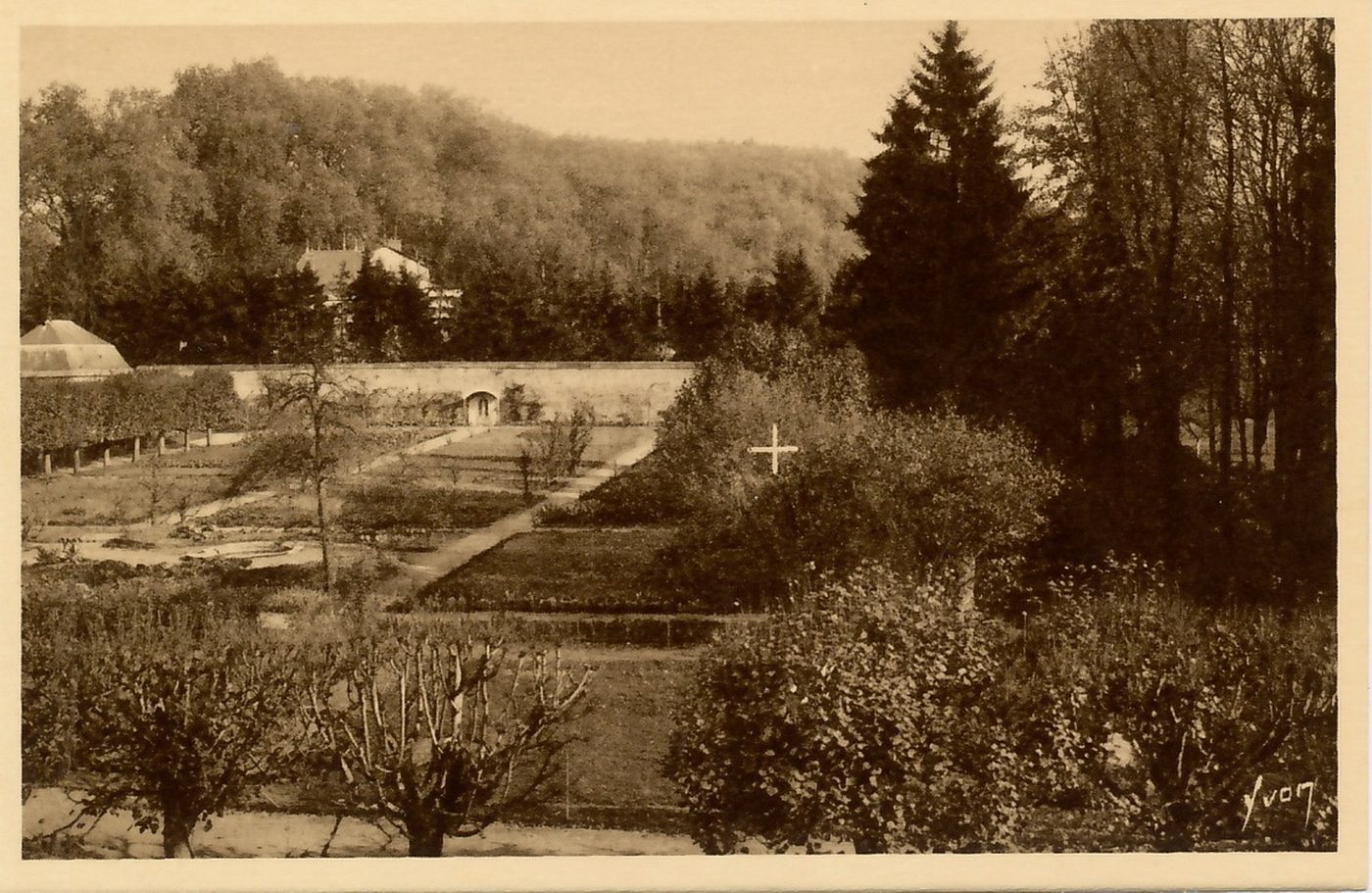 Paray-le-Monial. Jardins du monastère de la Visitation. Bosquet de noisetiers où eurent lieu les apparitions qui précédèrent la profession de sainte Marguerite-Marie Alacoque le 6 novembre 1672.