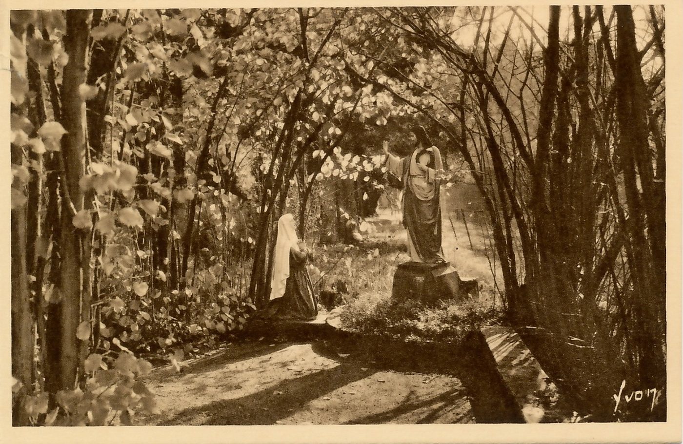 Paray-le-Monial. Jardins du monastère de la Visitation. Bosquet de noisetiers où eurent lieu les apparitions qui précédèrent la profession de sainte Marguerite-Marie Alacoque le 6 novembre 1672.