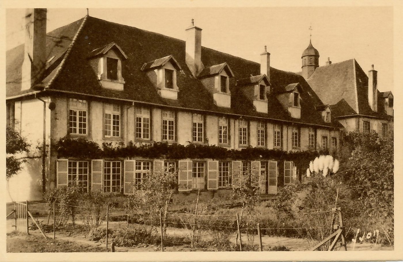 Paray-le-Monial. Façade du monastère de la Visitation du côté du jardin.