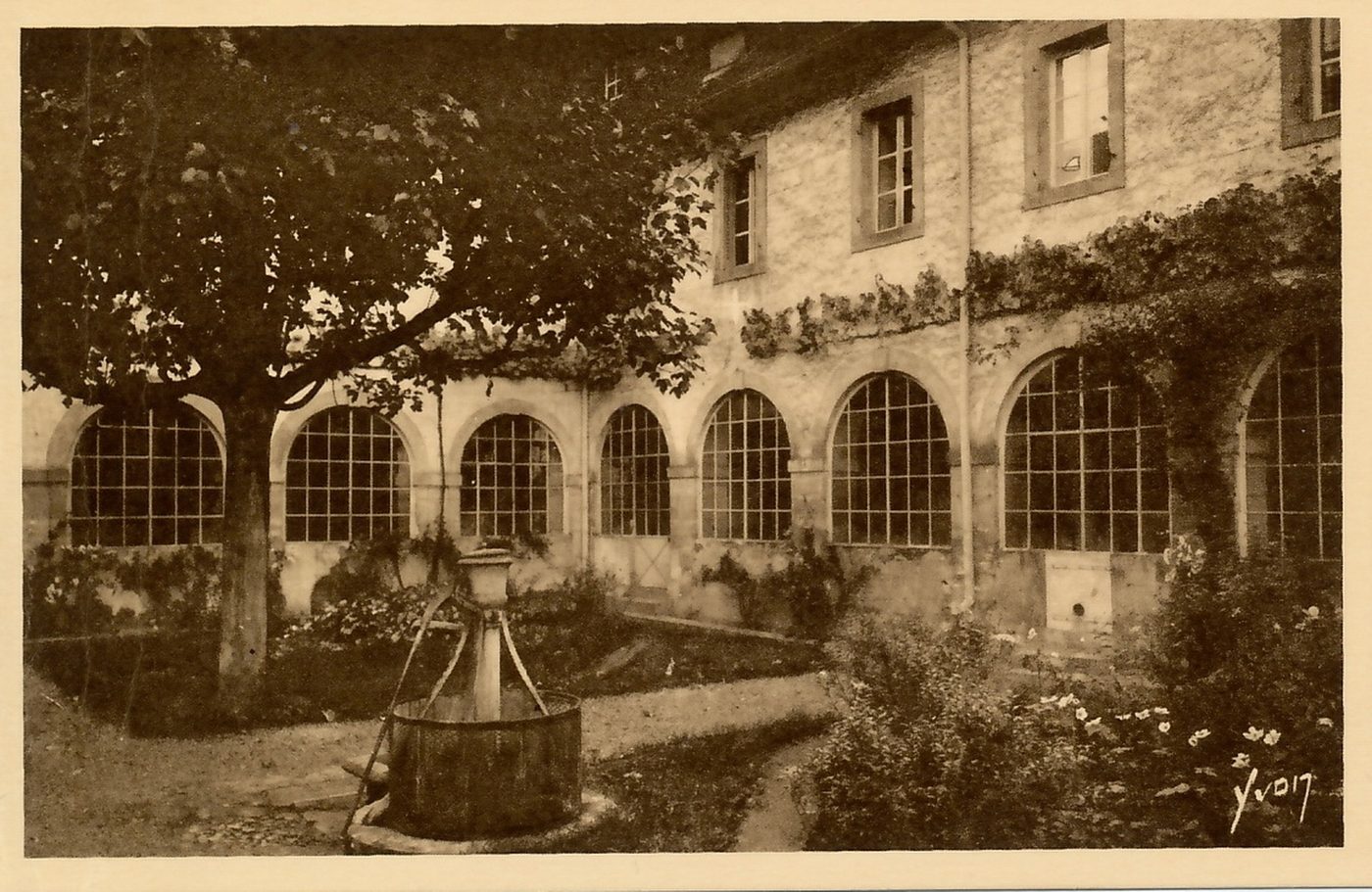 Paray-le-Monial. Monastère de la Visitation. Préau du monastère au centre duquel se trouve le puits où sainte Marguerite-Marie Alacoque se blessa à la tête. La croix indique la fenêtre de son infirmerie..