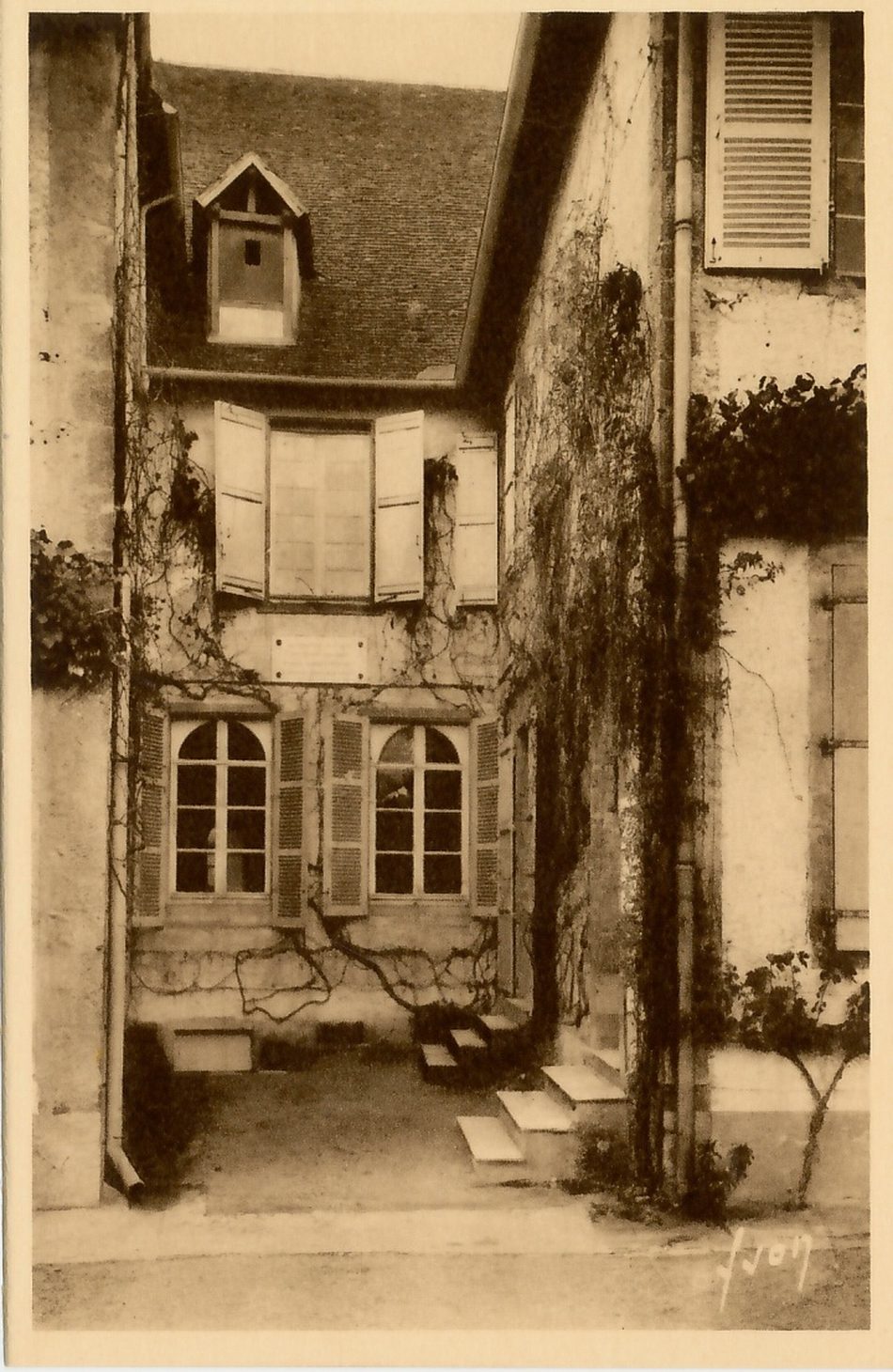 Paray-le-Monial. Monastère de la Visitation. Cour du Saint-Sacrement où eut lieu l'apparition du Coeur de Jésus entouré de séraphins.