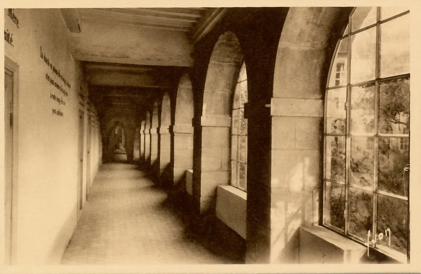 Paray-le-Monial. Cloître du monastère de la Visitation.