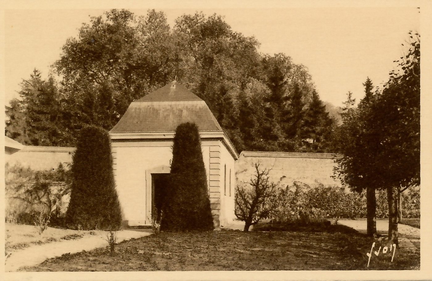 Paray-le-Monial. Première chapelle dédiée au Sacré-Coeur dans l'enclos du monastère de la Visitation et bénite le 7 septembre 1688.