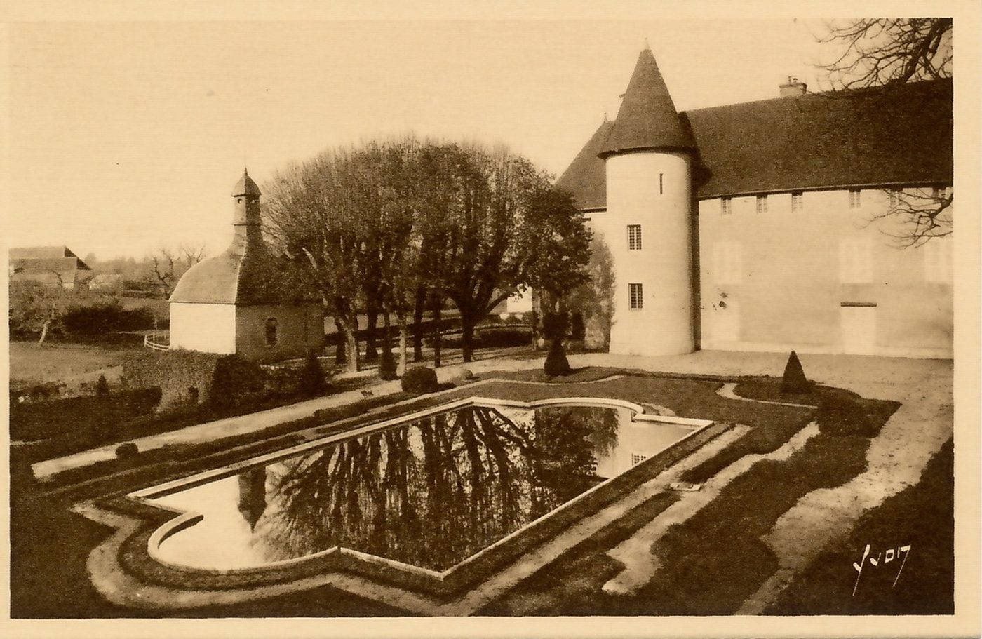 Château de Corcheval. Sainte Marguerite-Marie Alacoque y passa quatre années de son enfance chez sa marraine et chapelle où elle fit son voeu de chasteté à l'âge de 4 ans.