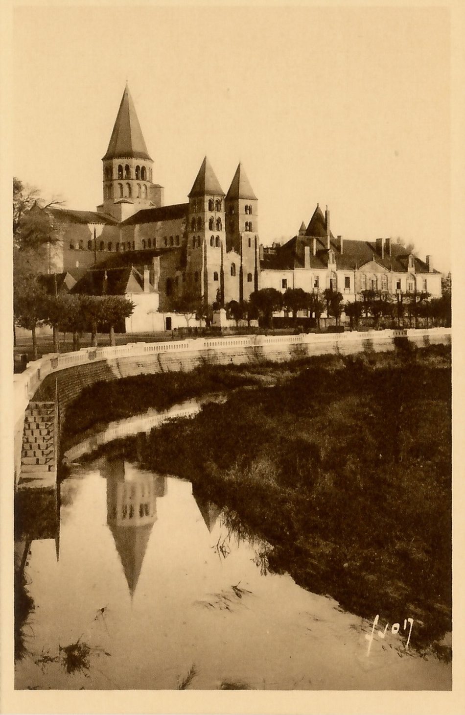 Paray-le-Monial. La basilique du Sacré-Coeur consacrée en l'an 1004.