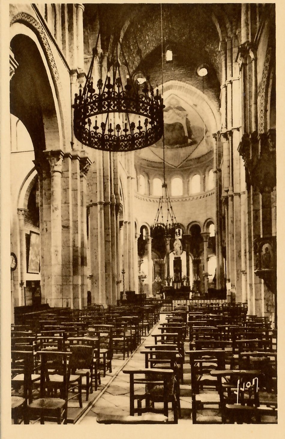 Paray-le-Monial. Intérieur de la basilique du Sacré-Coeur consacrée en l'an 1004.