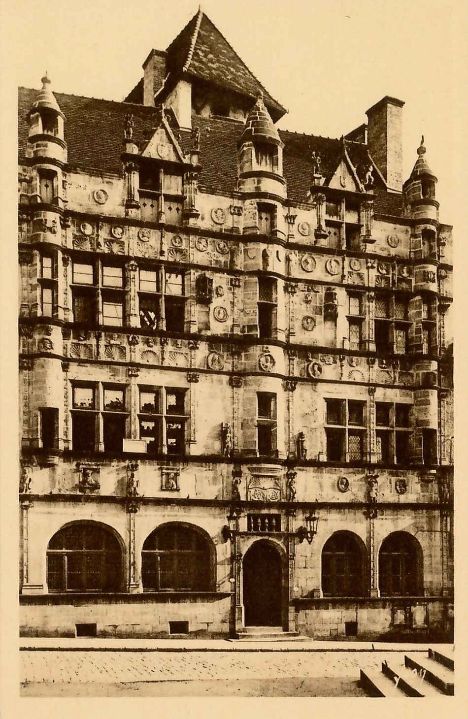 Paray-le-Monial. Hôtel de ville construit au XVIe s.