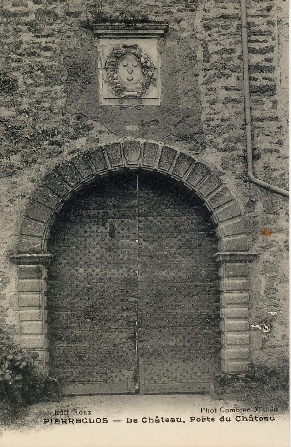 Pierreclos.- Le château, porte du château.