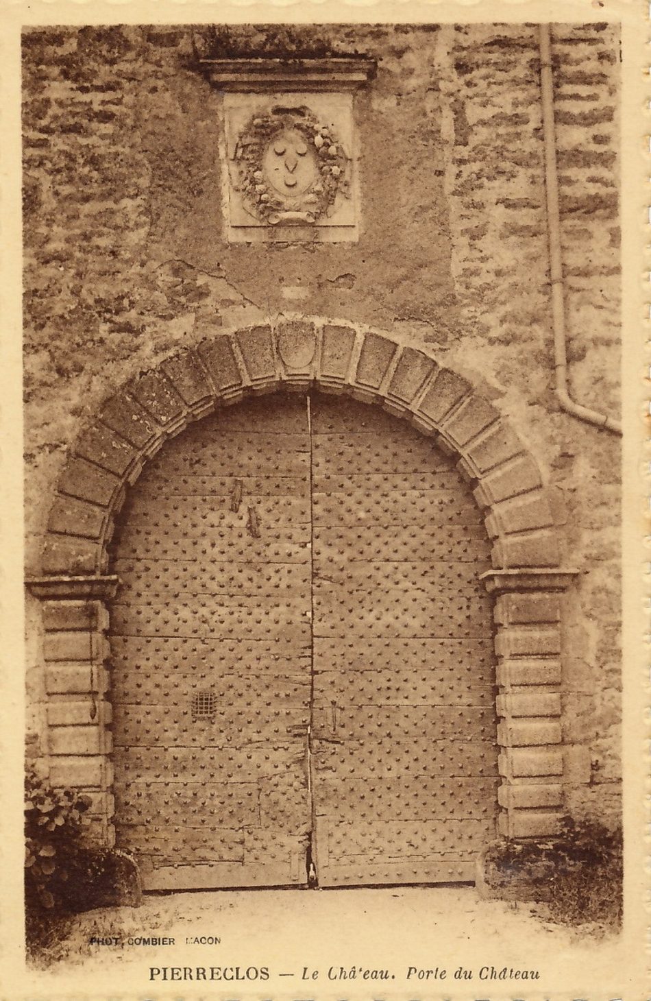 Pierreclos.- Le château, porte du château.