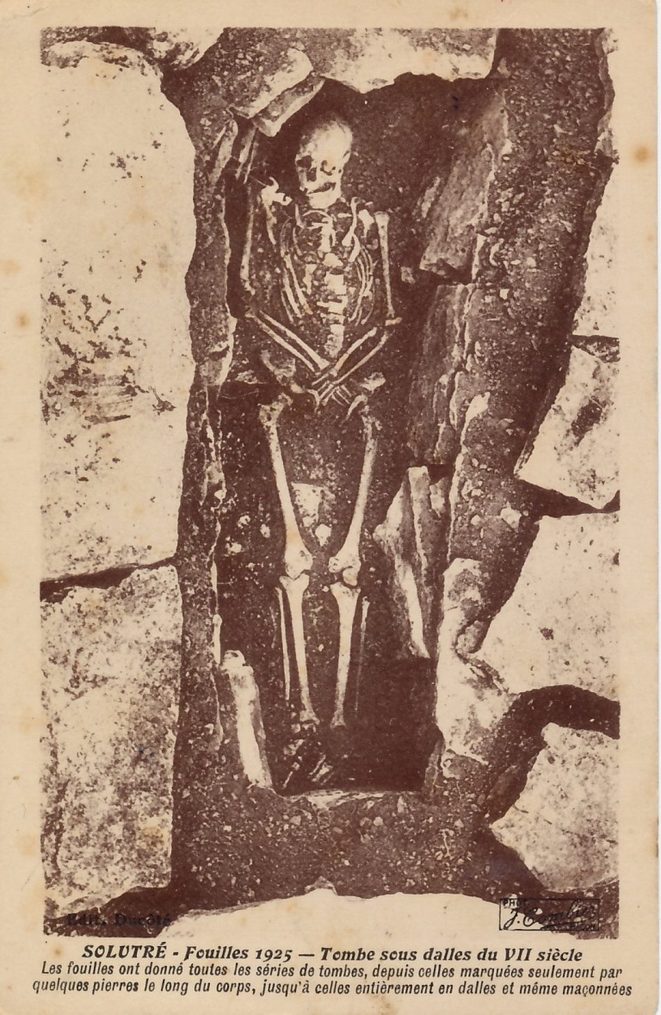 Solutré, fouilles de 1925.- Tombe sous dalle du VIIe siècle. Les fouilles ont donné toutes les séries de tombes, depuis celles marquées seulement par quelques pierres le long du corps, jusqu'à celles entièrement en dalles et même en maçonnerie.