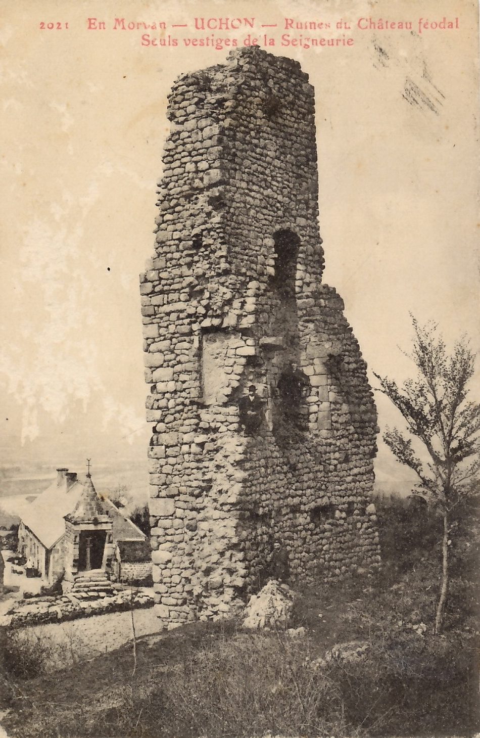 Uchon. Ruines du château féodal, seuls vestiges de la seigneurie.
