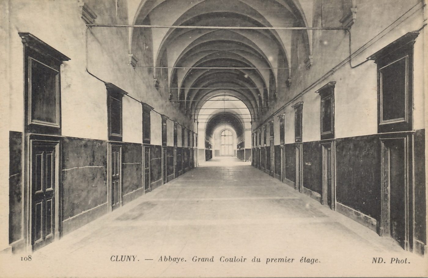 Cluny. Abbaye, grand couloir du premier étage.