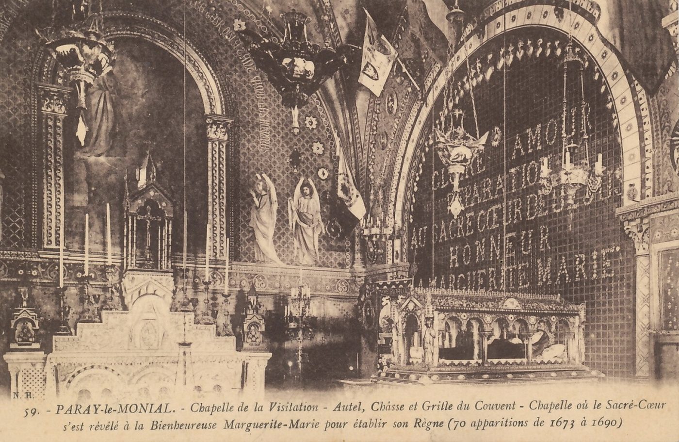 Paray-le-Monial.- Chapelle de la Visitation - autel, châsse et grille du couvent - chapelle où le Sacré-Coeur s'est révélé à la Bienheureuse Marguerite-Marie pour établir son règne (70 apparitions de 1673 à 1690).