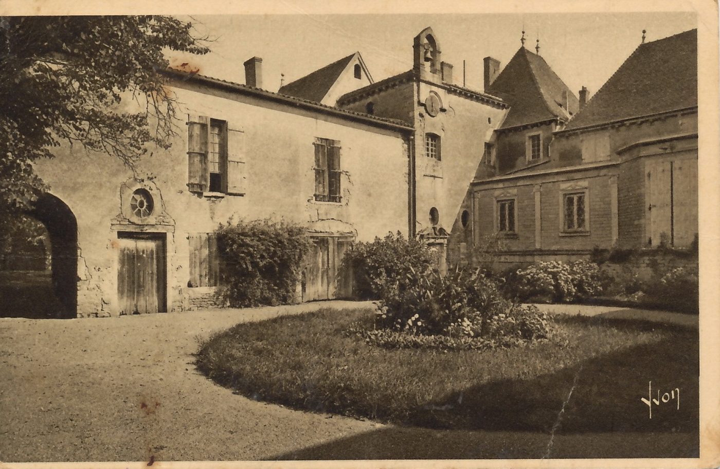 Prissé. Cour d'honneur du château de Montceau Lamartine y passa plusieurs mois chaque année, jusqu'à sa mort (1869).