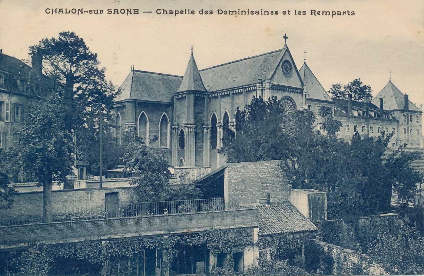 Chalon-sur-Saône. Chapelle des dominicains et les remparts.