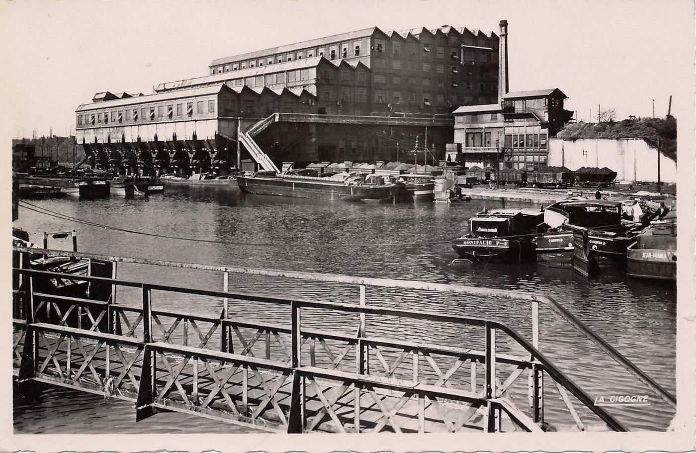 Montceau-les Mines. Le lavoir et le nouveau pont.