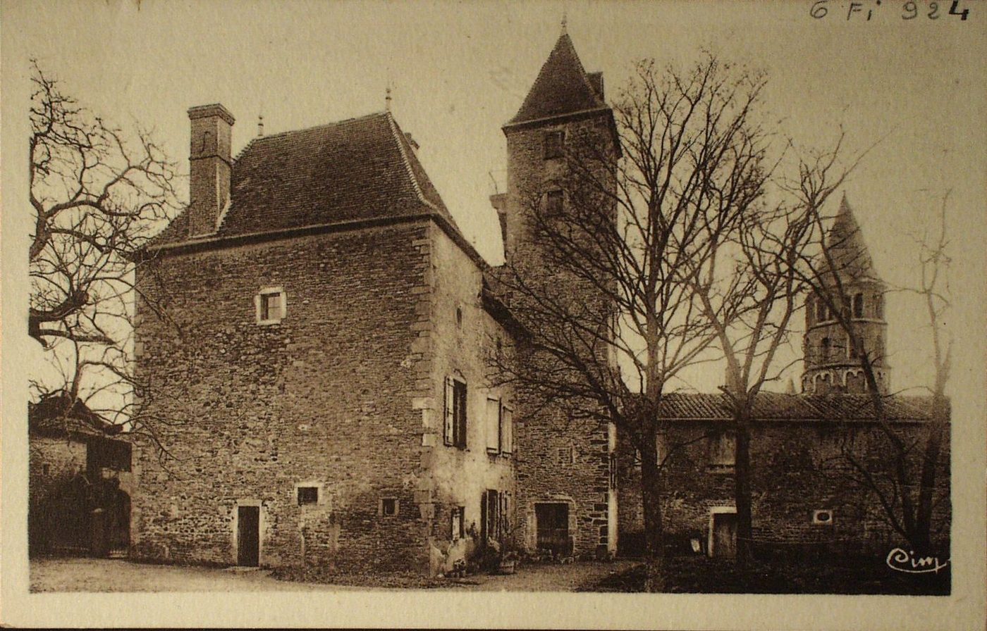 Château de Chânes. Chânes était fortifié dès la plus haute Antiquité. En 1601, son château appartenait à Messire Jean de la Chambre et, en 1671, à Louis Charrier de la Roche, seigneur de Crêches et Chânes. Avant la révolution son propriétaire était M. Nély, trésorier des Etats du Mâconnais, trisaïeul de M. du Cayla.