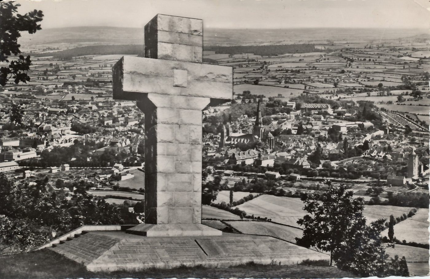 Autun-Antique. Croix de la Libération érigée sur la montagne Saint-Sébastien.