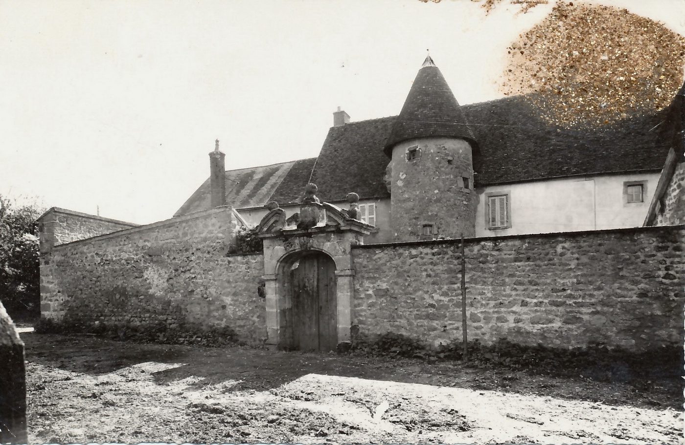 Mesvres. Dépendances de l'ancien prieuré.