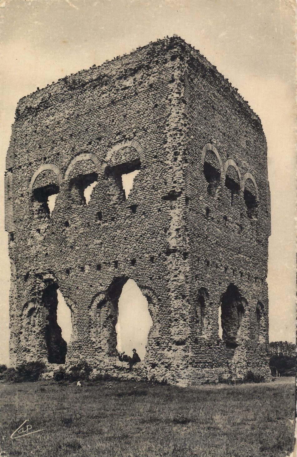 Autun.- Temple de Janus, édifice romain de plan carré. Hauteur : 23 m, 2 côtés subsistent.