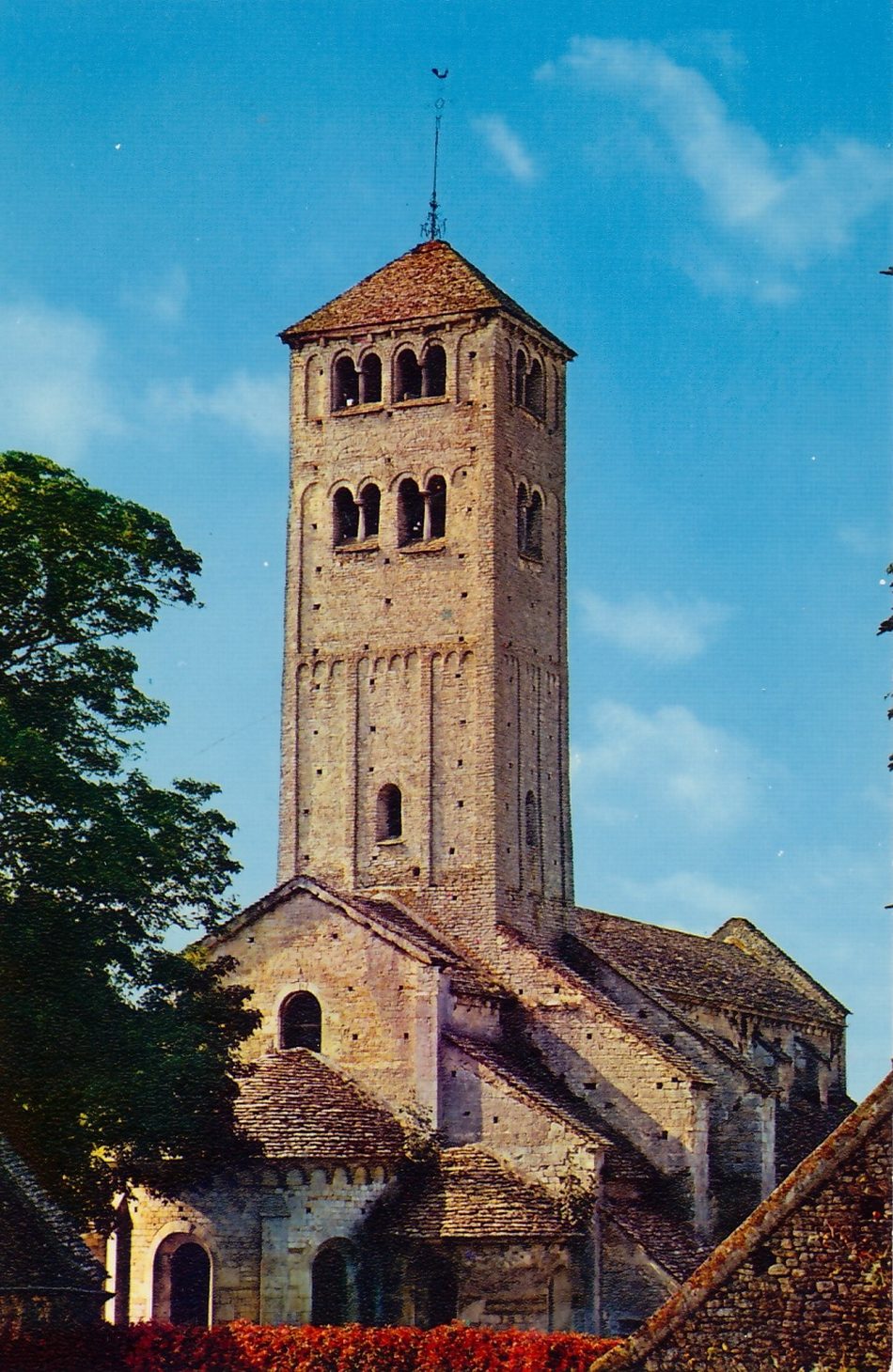 Chapaize.- L'église édifiée ver l'an mille.