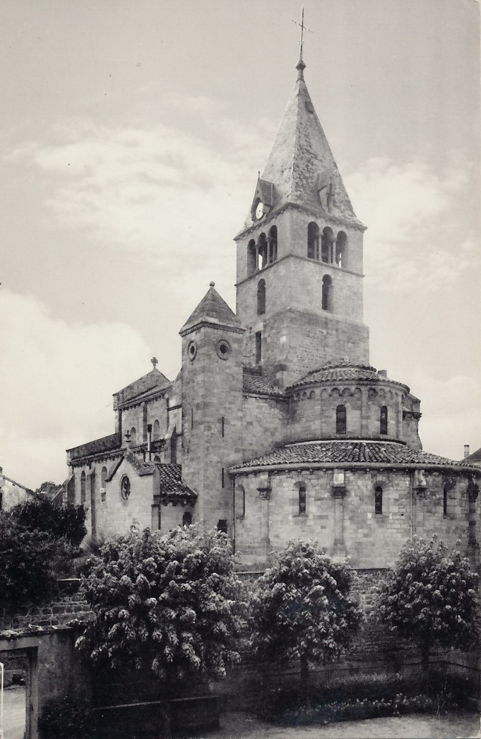Bois-Sainte-Marie.- Eglise romane (XIIe s.), les absides.