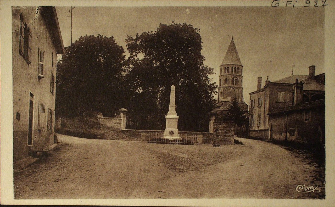 Environs de Mâcon, Chânes. La place. Chânes dépendait de la seigneurie d'Estours (XIVe s.). Le seigneur avait droits de justice haute, moyenne et basse, et tous les justiciables devaient guet et garde au chateau en temps de guerre ; ils y recevaient aussi asile en cas d'alerte.