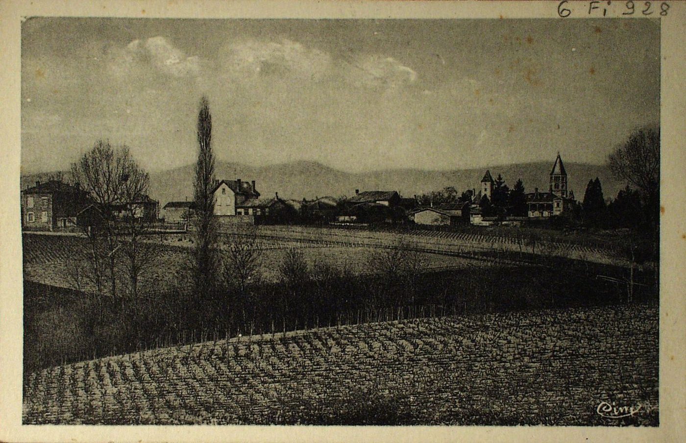 Environs de Mâcon. Chânes. Vue générale. 368 habitants. A 3 km de Crêches. Situé sur un petit coteau limité d'un côté par l'Arlois et de l'autre par le Goitrand. Eglise romane (Monument historique). Ancien château.